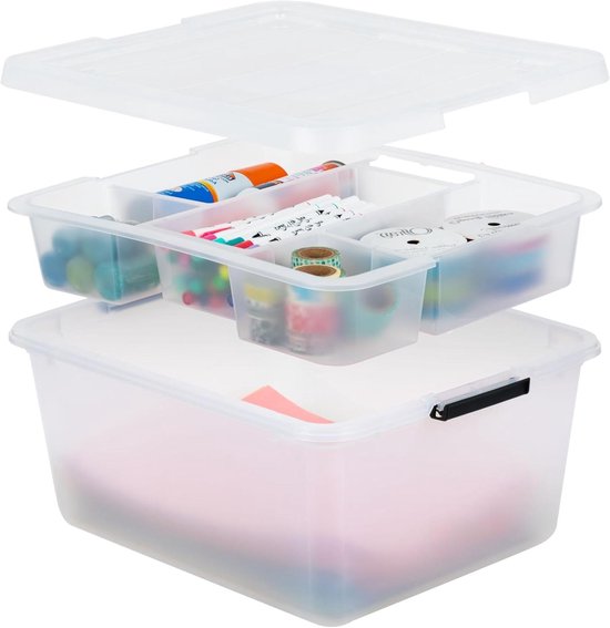 Transparante opbergbox met open deksel en uitneembare vakken gevuld met hobbyspullen.