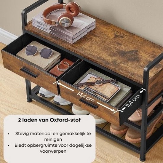 Ingezoomde afbeelding van de lade van een industriële kapstok met houten voorkant. Bevat een horloge, zonnebril en schoenen.