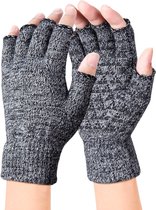 Paar grijze gebreide vingerloze handschoenen met een zwart driehoekig antislip patroon op de handpalm.