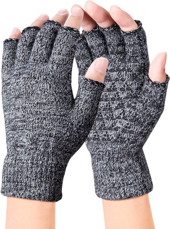 Paar grijze gebreide vingerloze handschoenen met een zwart driehoekig antislip patroon op de handpalm.