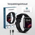 Zwarte smartwatch en verpakking met oplader, duidelijke handleiding.