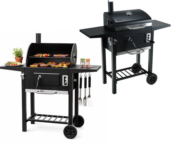 Zwarte barbecue met gegrild vlees en groenten, en een tweede barbecue zonder vlees.