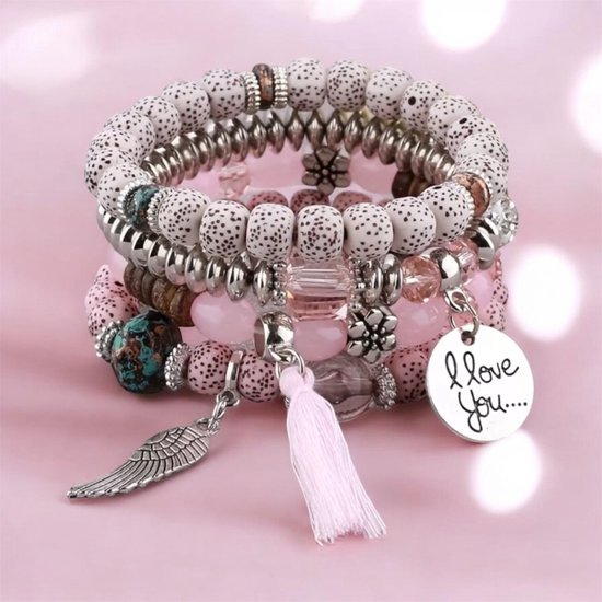 Set van 4 roze armbanden met bedels: 'I love you', vleugel, kwastje en bloem. Gemaakt van kralen met stipjespatroon.