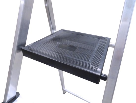 Zwart, geribbeld plateau van een aluminium huishoudtrap.