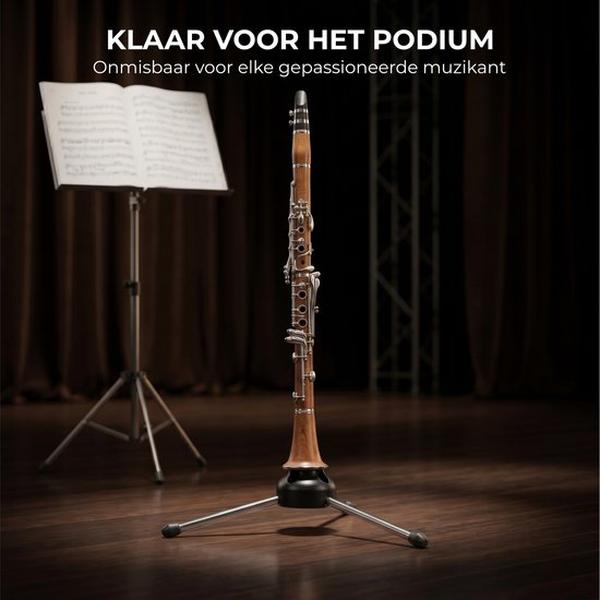 Klarinet op een zilveren driepootstandaard met zwarte houder en antislipvoetjes, op een podium.