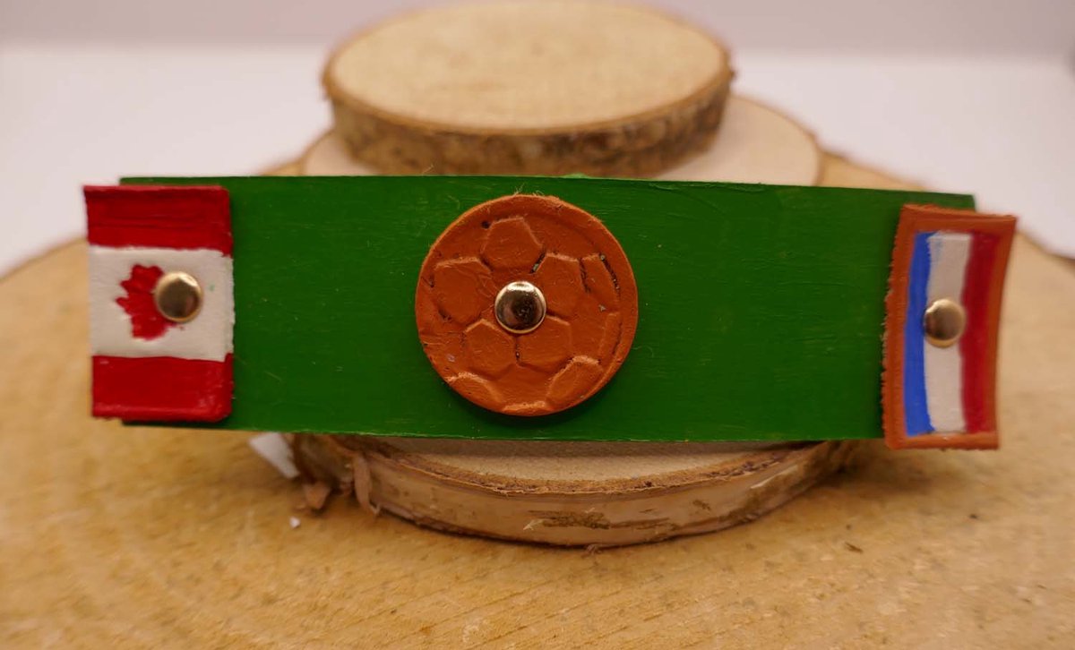 WK 2026 haarclip vlag gastland Canada met Nederlandse vlag + voetbal - aparte handgemaakte voetbal wk haarclips - voetbal toernooi haaraccessoires - Nederlandse haarclip - handgemaakte wk haarclip - voetbal haarsieraden voor WK 2026