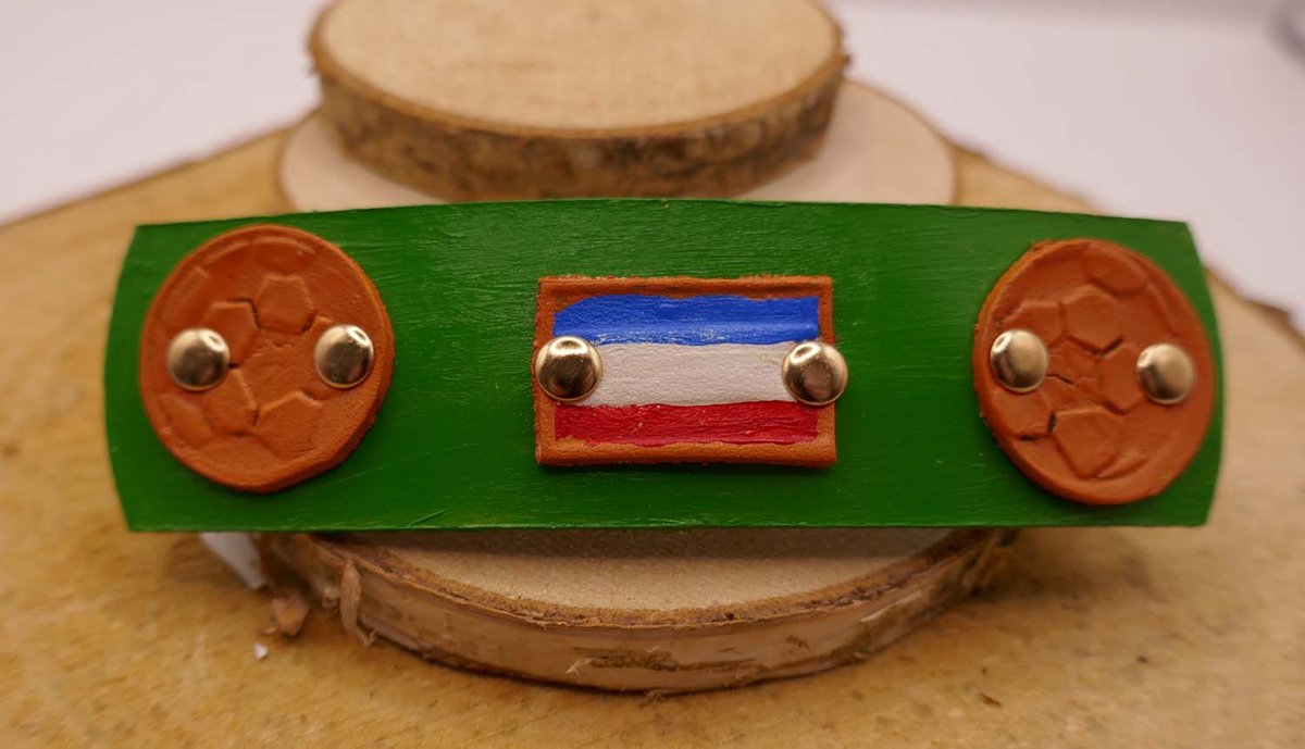 Groen haarclip met beige voetballen en Nederlandse vlag rood, wit, blauw - handgemaakte leren haarclip Nederlandse vlag - prachtige haarclip WK 2026 voetbal toernooi - handgemaakte haarclip voor een grote of kleine voetbal fan