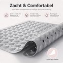 Grijze antislip douchemat met noppenstructuur, waarop een voet staat. Zacht voor de voeten.