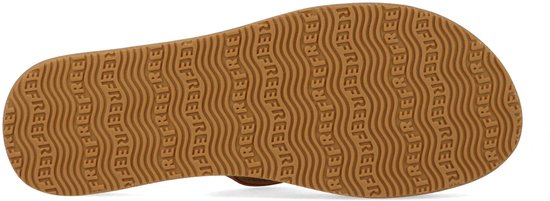 Onderkant van een bruine teenslipper van Reef met een golvend profiel en Reef-logo's.