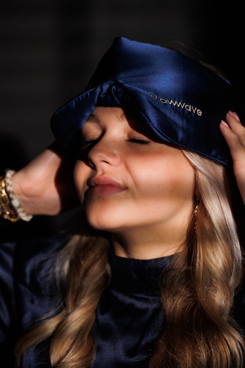 Slowwave Premium Silk Sleep Mask - Zijden slaapmasker - 100% verduisterend - Supercomfortabel in alle slaapposities - Echt moerbeizijde - Beschermt de gezichtshuid - Hypoallergeen, antibacterieel en ademend - Kleur: Navy (donkerblauw) — afbeelding 9