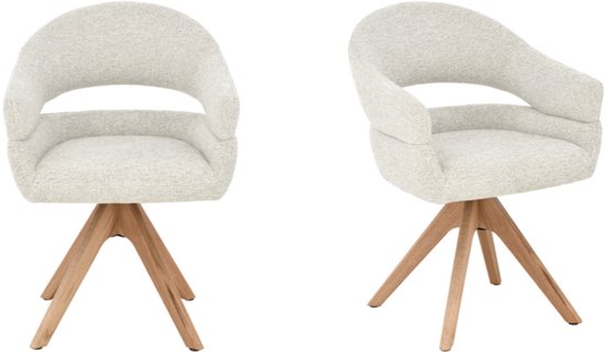 Beige stoffen eetkamerstoel met armleuningen, naturel eikenhouten draaivoet. Van voren en van de zijkant.