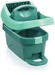 Seau turquoise à roulettes pour serpillière, avec un système d'essorage escamotable.