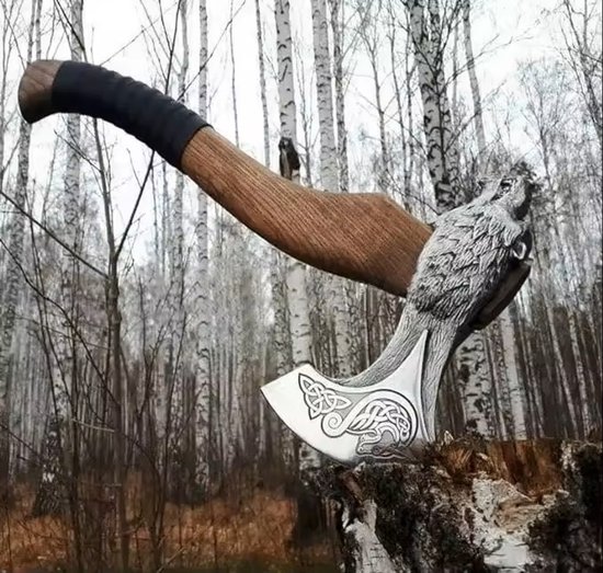 Vikingbijl met houten handvat en gedetailleerd wolf-hoofd op het metalen blad met Keltische knopen.