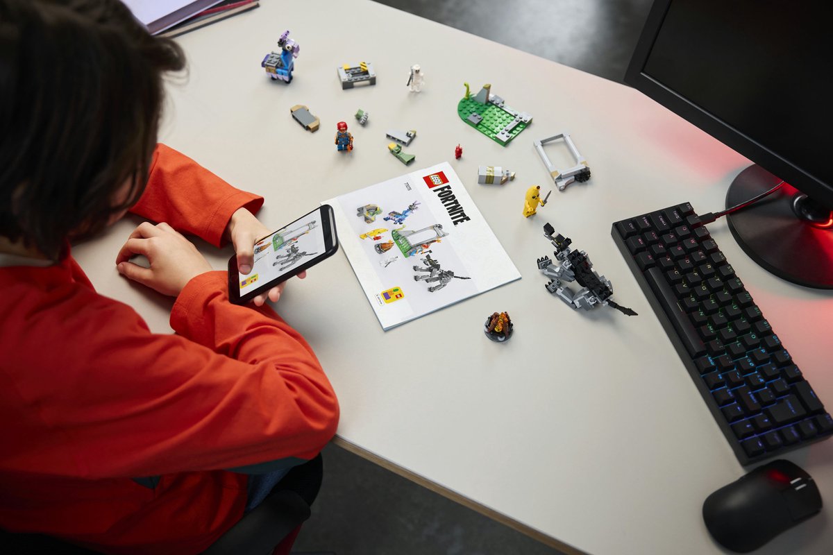 LEGO Fortnite Peely en Sparkplugs kamp - 250 onderdelen, 7+ thumbnail 5