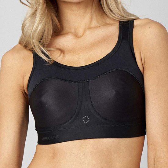 Zwarte sportbeha met mesh inzetstukken en logo, gedragen door een blonde vrouw.