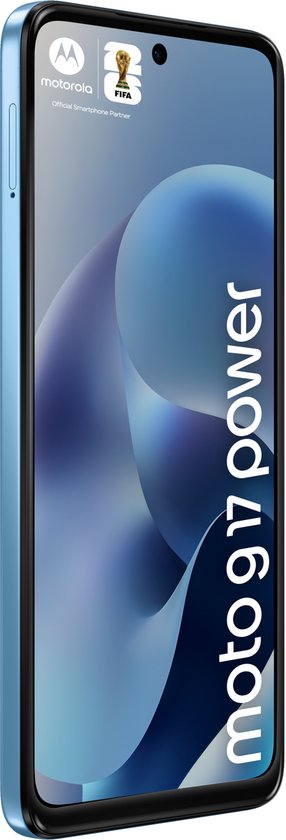 Voorkant van de blauwe Motorola Moto G17 Power telefoon met scherm en FIFA logo.