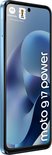 Voorkant van de blauwe Motorola Moto G17 Power telefoon met scherm en FIFA logo.