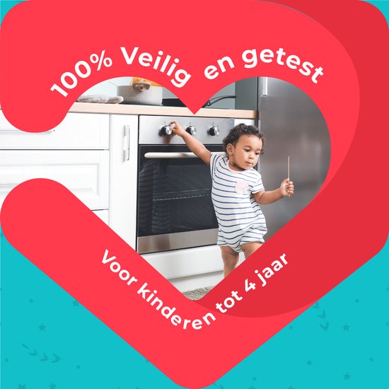Een peuter in een gestreept pakje draait aan de knop van een oven, omringd door een rood hart met '100% Veilig en getest'.