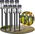 Set van acht zwarte tuinlampen met filament LED en zonnepaneel, met een cirkelvormige weergave van de verlichte tuin.
