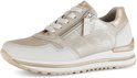 Beige leren sneaker met gouden en zilverkleurige accenten, rits, veters en plateauzool.