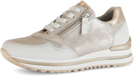 Beige leren sneaker met gouden en zilverkleurige accenten, rits, veters en plateauzool.
