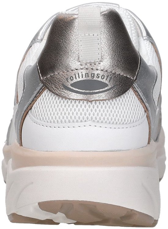 Achterkant van een witte sneaker met zilveren en roségouden accenten. De tekst 'rolling soft' staat op de hiel.