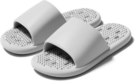 Lichtgrijze, open slippers met een rubberen zool met noppen en drainagegaten.