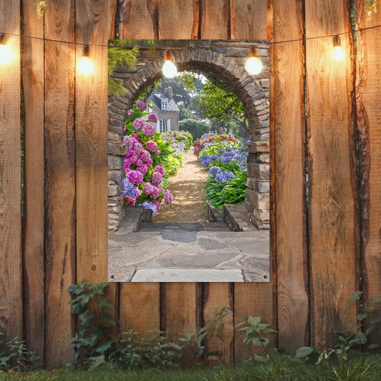 Tuinposter poort - Doorkijk - Hortensia - Bloemen - Natuur - Huis - Zomer - Tuindoek - Tuin - Schuttingdoek - 80x120 cm - Schutting decoratie - Tuindecoratie - Tuinschilderij voor buiten - Buitenposter