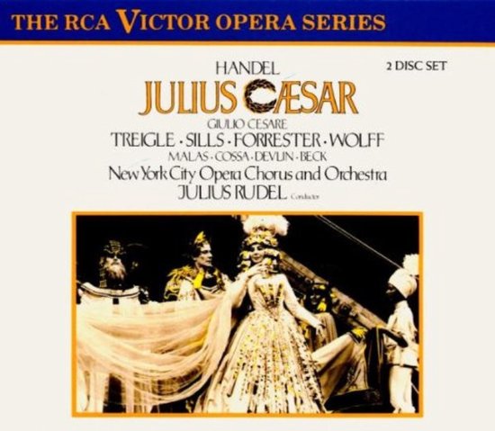 Albumhoes van 'Julius Caesar' van Handel. De hoes toont een operascène met figuren in kostuums, waaronder een vrouw in een gedetailleerde jurk.