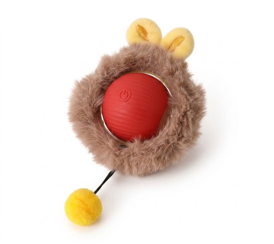 Balle interactive pour chat avec noyau rouge, revêtement brun pelucheux et petites oreilles jaunes. Un pompon jaune est attaché à un cordon.