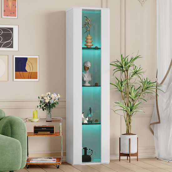 Witte vitrinekast met open deur en groene led-verlichting, gevuld met decoraties.