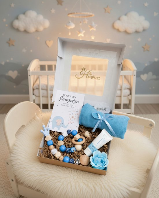 Kraamcadeau voor jongetje met blauw hydrofiel doek, rammelaar met houten en blauwe kralen, bijtring en lotion.