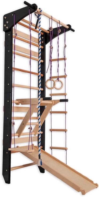 Een houten Zweedse ladder met diverse klimaccessoires: touw, ringen, schommel en glijbaan. Zwart frame met houten sporten.