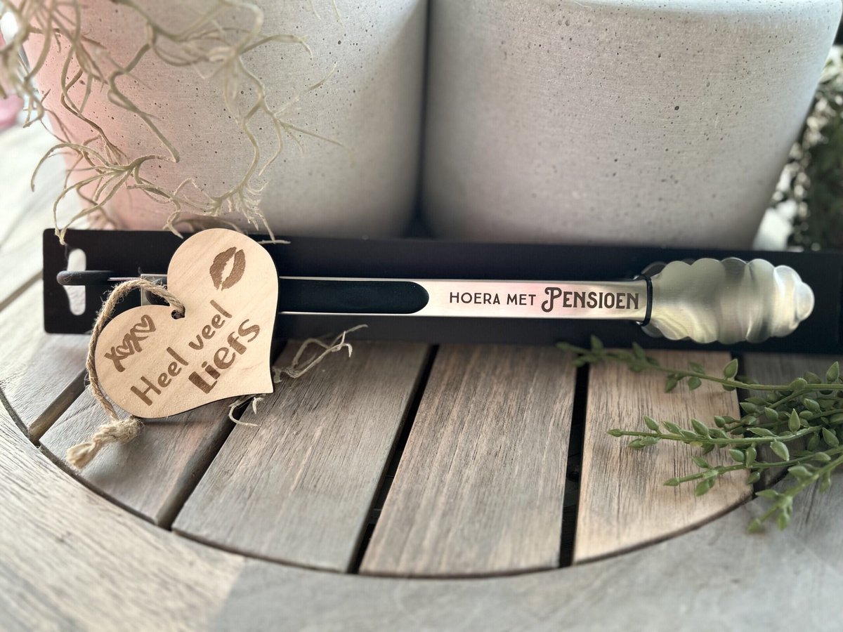 Creaties van hier – BBQ tang Pensioen met houten hartje – hittebestendig - Rvs – 40 cm – BBQ Tang
