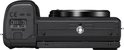 Onderkant van zwarte Sony A6400 camera met SD-kaartslot en schroefdraad.