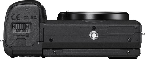 Onderkant van zwarte Sony A6400 camera met SD-kaartslot en schroefdraad.