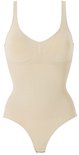 Een beige corrigerende body met gedessineerd detail op de buik, van voren gefotografeerd.