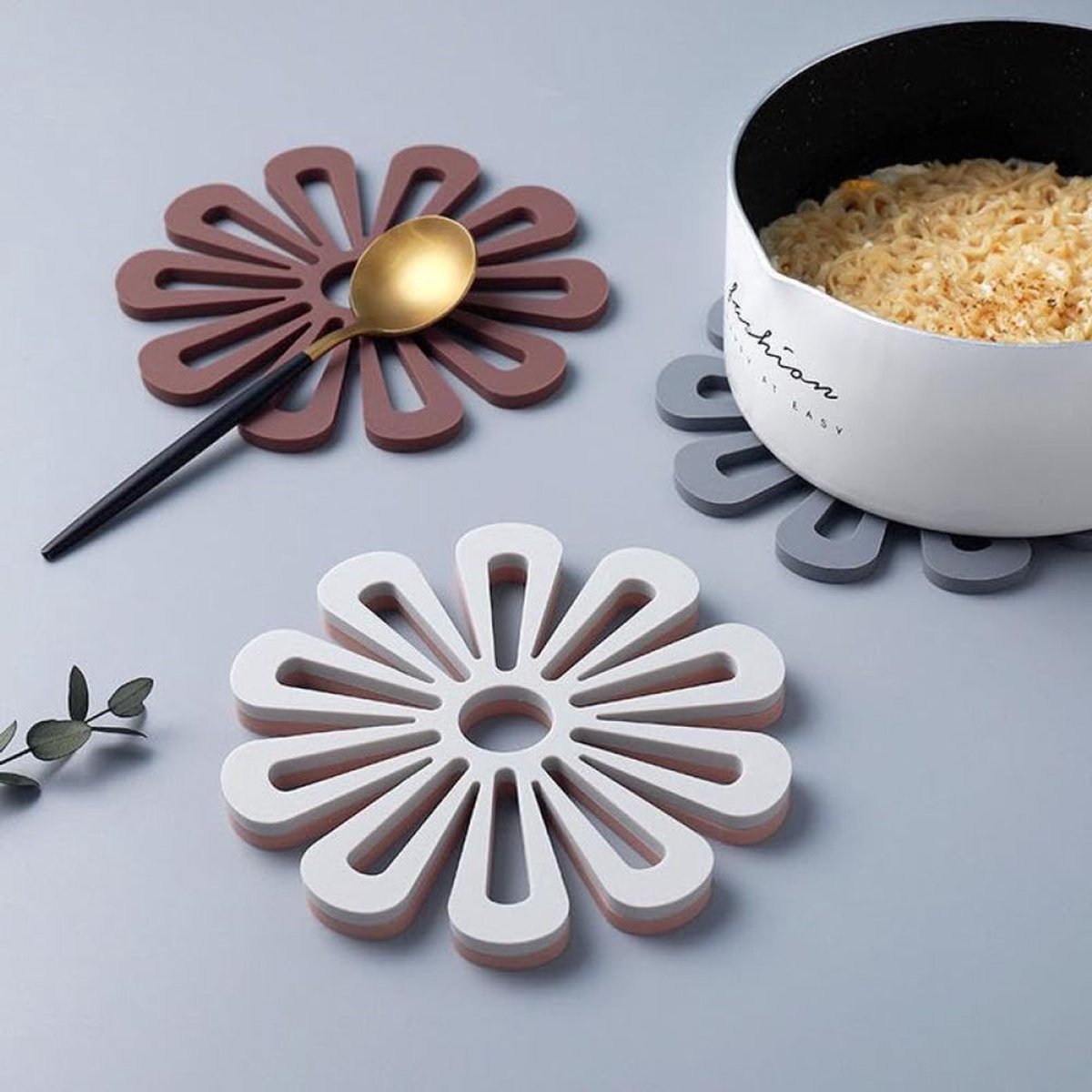 carmdering - Onderzetter Voor Warme Gerechten - Hittebestendige Antislip Mat - Keukenonderzetter - Bescherming Tegen Hoge Temperaturen - Rutschfeste Ondergrond - Flexibel Silicone - Duurzame Bloemen Design - Veilig Voor Tafelbladen - 4 Stuks