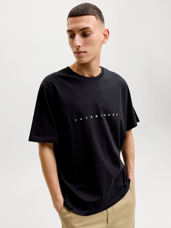 Model draagt een zwarte Jack & Jones t-shirt met witte tekst.