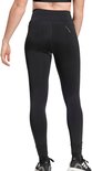 Achterkant model in zwarte Adidas legging met een subtiel patroon op de enkel.