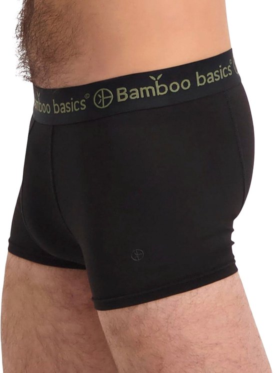 Zijzicht van man in zwarte boxershorts, elastische band met 'Bamboo basics' erop.