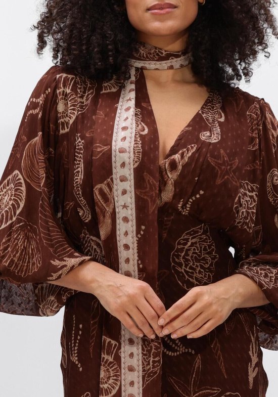 Détail d'une robe marron à imprimé coquillages et ceinture