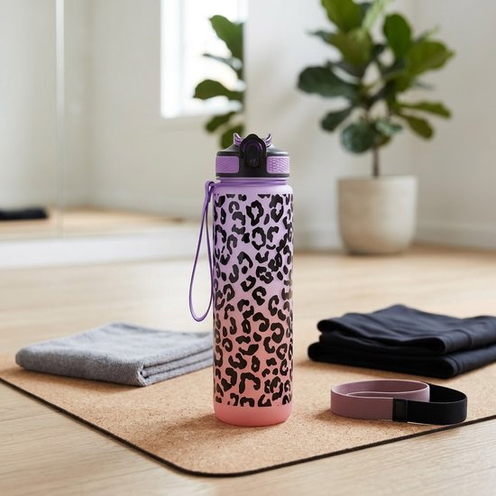 Paars-roze waterfles met luipaardprint en draaglus op een yogamat naast een handdoek en sportband.