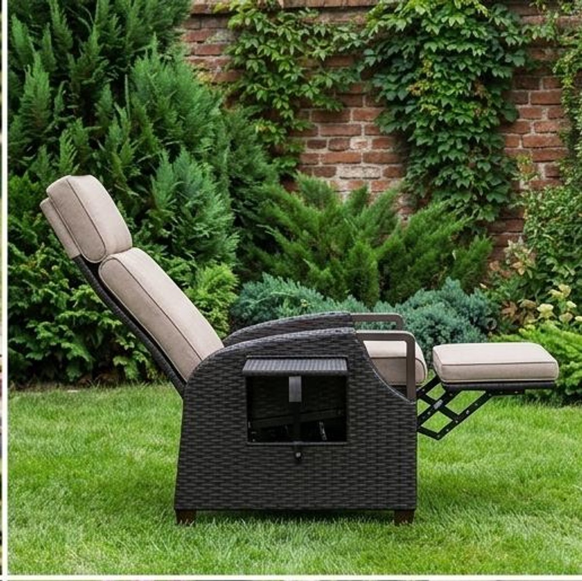 Ligstoel Rotan – Verstelbare Relaxligstoel met Zitkussen, Luxe Tuinligstoel voor Binnen & Buiten, Comfortabel Zonnebed, Bruin Rotan met Beige Kussen – Urbanhome