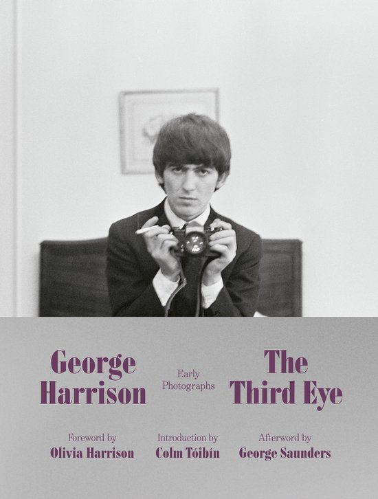 George Harrison houdt een camera vast. "The Third Eye" door George Harrison, met voorwoord door Olivia Harrison.