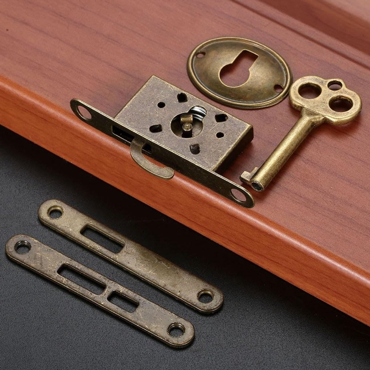 Golden crown - Retro Antiek Kastdeurslot - Meubelslot voor Lades - Compact en Functioneel - Sleutel Inclusief - Vintage Slot voor Houten Kisten - Beve