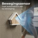 Vogelhuisje aan de muur met een bewegingssensor. Een blauwe lichtstraal komt uit de sensor. Text 'Bewegingssensor'.