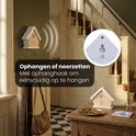 Vogelhuisje aan de muur en op een tafeltje. Met ophanghaak en de tekst 'Ophangen of neerzetten'.