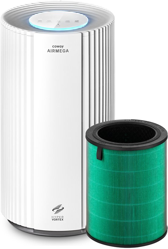 Witte Airmega 350 luchtreiniger naast een groen HEPA-filter, geïsoleerd op een witte achtergrond.