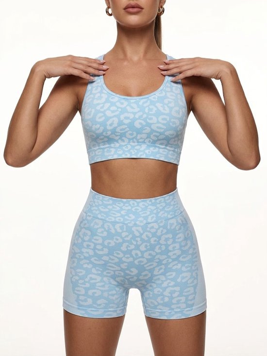 Blauwe sport-bh en short met luipaardprint, naadloos ontwerp, hoge taille.